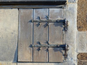 small-door-1130644_640